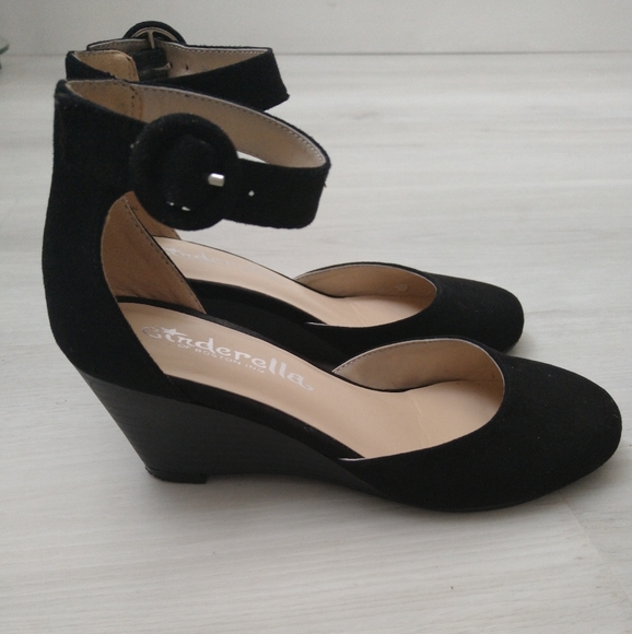 Cinderella of Boston black wedge sandals - Picture 2 of 4